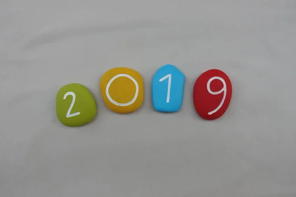 Año 2019 Compuesto Con Piedras Colores Sobre Arena Blanca —  Fotos de Stock
