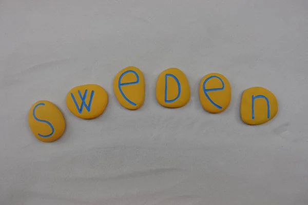 Zweden Land Tekst Geschreven Met Geel Gekleurde Stenen Witte Zand — Stockfoto
