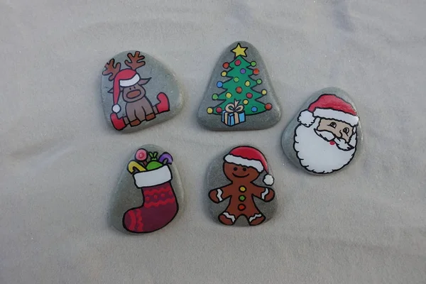 Symbole Bożego Narodzenia Zamalowane Kamieniach Białym Piaskiem — Zdjęcie stockowe