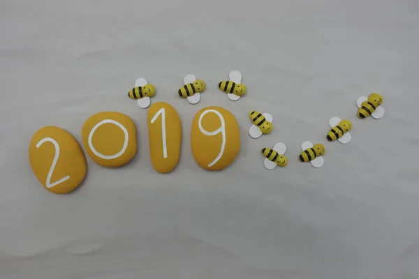 Mit Gelben Steinen Und Bienen Über Weißem Sand Kreativ Und — Stockfoto