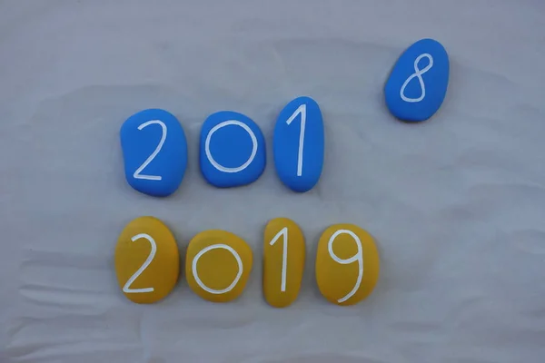 Bye 2018 Welkom 2019 Met Blauwe Geel Gekleurde Stenen — Stockfoto