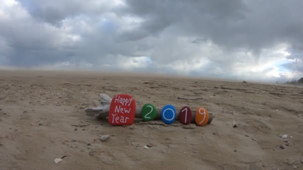 Gott Nytt Tidsfördröjning Med Färgad Stenar Sammansättning Stranden Molnig Och — Stockvideo