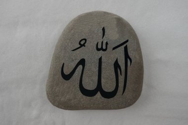 Allah kelime beyaz kumların üzerinden bir taş üzerine yazılmış