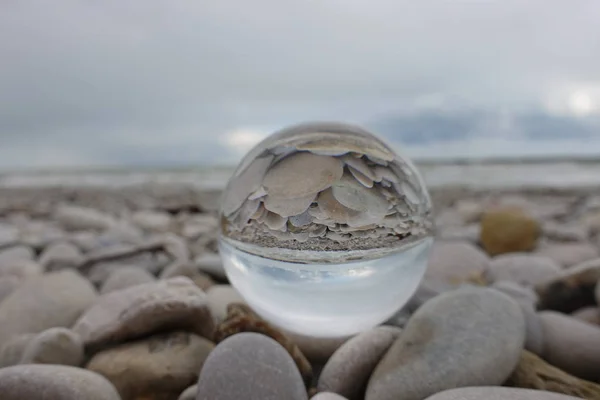 小石のビーチ ビューとクリスタル ボール — ストック写真