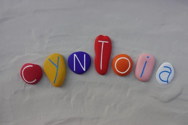 Cyntoia Жіноче Складається Різнокольоровими Камінцями Над Білим Піском — стокове фото