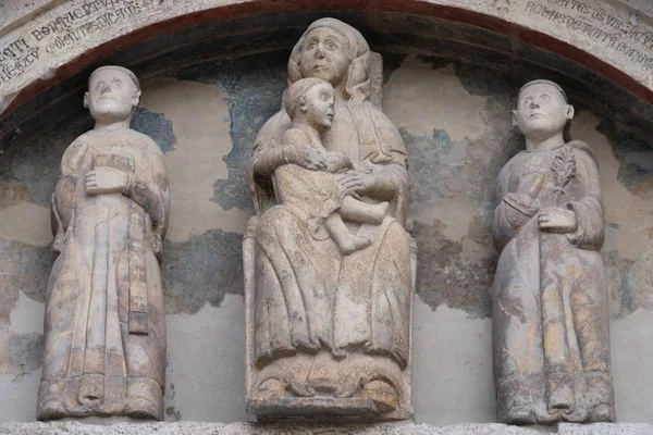 Kirche Der Heiligen Vincenzo Und Anastasio Portalstatuetten Madonna Mit Jesuskind — Stockfoto