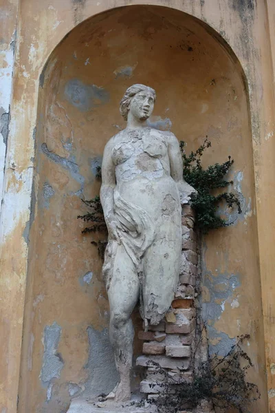 Εγκαταλελειμμένο Θηλυκή Άγαλμα Στον Κήπο — Φωτογραφία Αρχείου