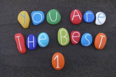 Taşlar üzerinde siyah volkanik kum renkli multi ile oluşan bir numara, kavramsal metinle vardır