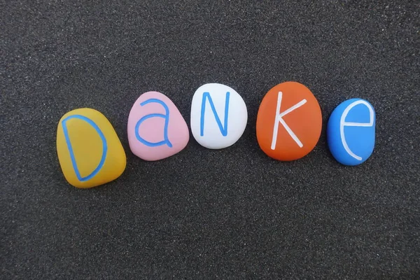 Danke, Almanca sözcük anlamı teşekkürler renkli deniz taşlarla siyah volkanik kum üzerinde oluşan