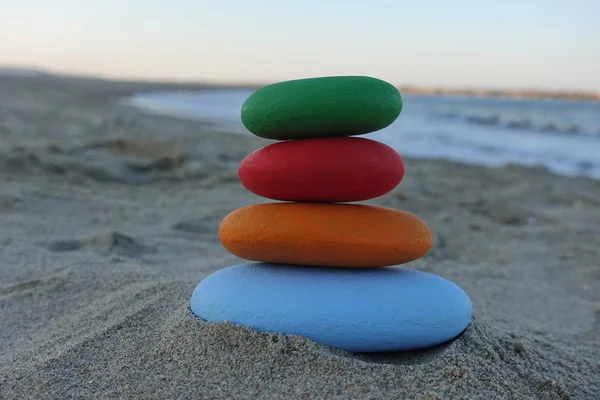 Stapel Gekleurde Stenen Het Strand — Stockfoto