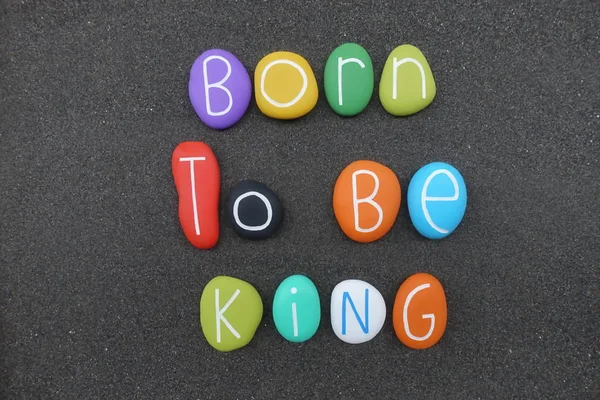 Born King Frase Compleanno Composta Pietre Marine Multicolori Sabbia Vulcanica — Foto Stock