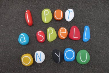 Sana bir büyü yaptım, renkli taşlardan oluşan çok renkli metin.