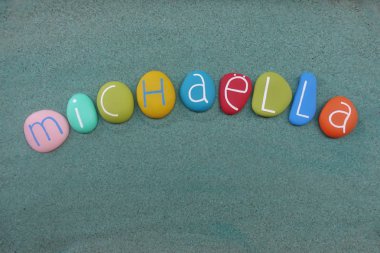 Michaella, yeşil kumların üzerine çok renkli taş harflerle yazılan dişi ismi.