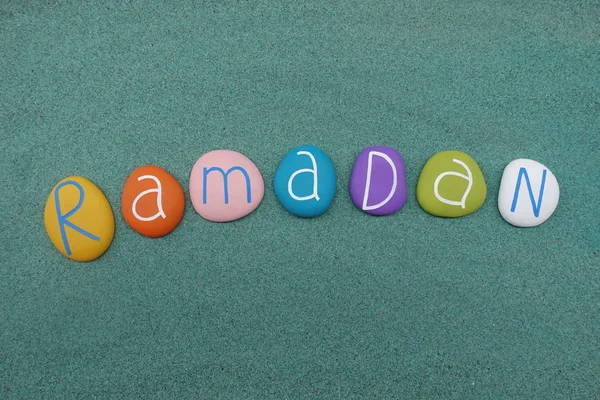 Testo Del Ramadan Composto Pietre Multicolori Sabbia Verde Nono Mese — Foto Stock
