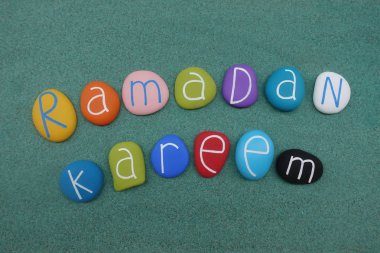 Ramazan Kareem metni, Hicri takvimin dokuzuncu ayında yeşil kum üzerinde çok renkli taşlardan oluşan ve Kur'an-ı Kerim'in İslam peygamberi Hz. Muhammed'e vahyedildiği ay