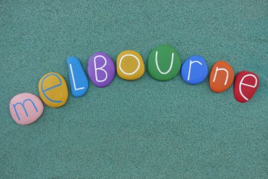 Melbourne, Victoria Avustralya devletinin başkenti ve en kalabalık şehir yeşil kum üzerinde çok renkli taşlarla oluşan