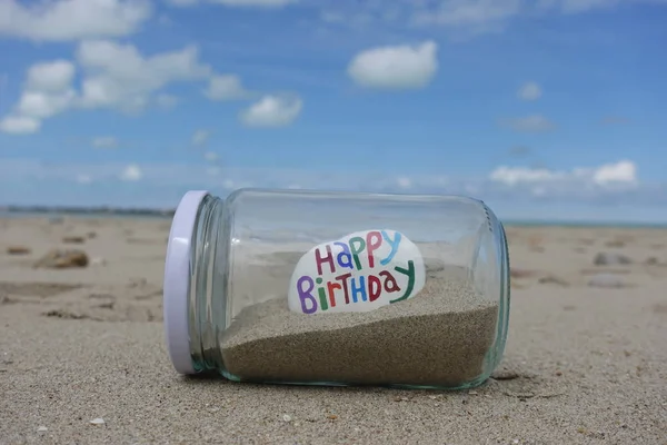 Boldog Születésnapot Egy Üvegedénybe Homokkal Strandon — Stock Fotó