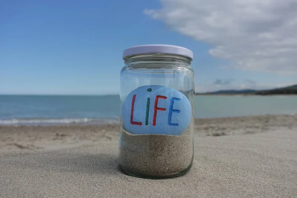 Levenstekst Gesneden Een Gekleurde Steen Een Pot Met Zand — Stockfoto