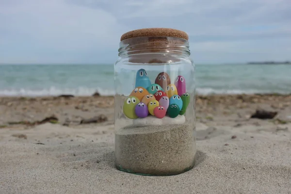 Freundschaftskonzept Mit Einer Gruppe Farbiger Kieselsteine Einem Glas Mit Sand — Stockfoto