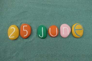 25 Haziran, yeşil kum üzerinde çok renkli taşlarla oluşan takvim tarihi