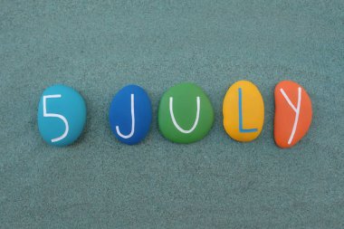 5 Temmuz, yeşil kum üzerinde çok renkli taşlarla oluşan takvim tarihi