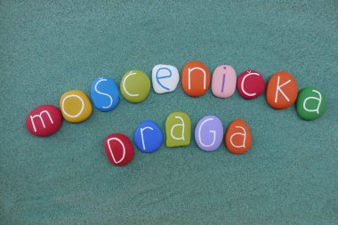 Moenika Draga, Primorje-Gorski Kotar County, Hırvatistan turistik köy, yeşil kum üzerinde renkli taşlar bir kompozisyon ile hatıra