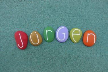 Jurgen, yeşil kum üzerinde çok renkli taşlardan oluşan erkeksi verilen isim