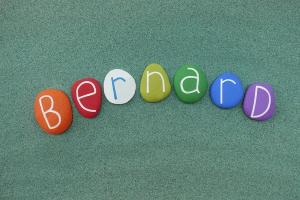 Bernard Męskie Imię Nazwisko Złożone Wielokolorowych Kamieni Nad Zielonym Piaskiem — Zdjęcie stockowe