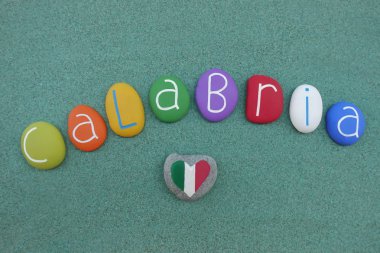 Calabria, ülkenin güneyinde İtalyan bölgesi, yeşil kum üzerinde renkli taşlar ile hatıra