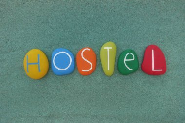 Yeşil kum üzerinde renkli taşlar ile oluşan Hostel metin