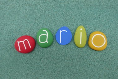 Mario, erkeksi verilen isim yeşil kum üzerinde çok renkli taşlar ile oluşan