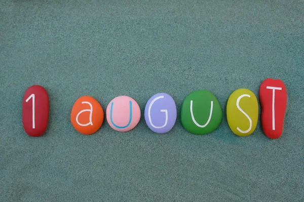 Agosto Fecha Del Calendario Compuesta Por Piedras Multicolores Sobre Arena — Foto de Stock