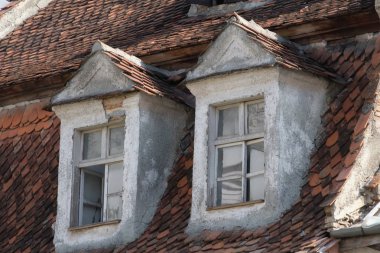 Romanya 'nın Transilvanya kentindeki Brasov kentinde iki eski çatı penceresi