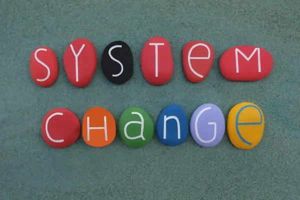 Sistem Değişikliği Değil Iklim Değişikliği Yeşil Kum Üzerinde Renkli Taşlarla — Stok fotoğraf