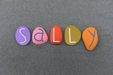 Sally, kadın ismi yeşil kumların üzerine çok renkli taş harflerle yazılmış.