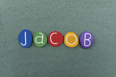 Jacob, yeşil kumların üzerine çok renkli taş harflerle yazılan erkeksi bir isim.
