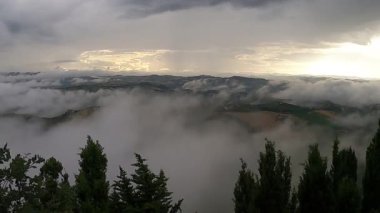Bulutlu bir akşam, Ripatransone, Marche, İtalya manzaralı.