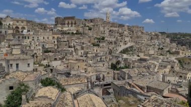 Matera, antik binaların üzerindeki şehir manzarası