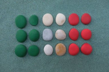 İtalyan bayrağı yeşil kum üzerinde boyalı çakıl taşlarından oluşan yaratıcı bir kompozisyon ile bestelenmiştir.