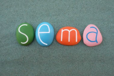 Sema, Türk kökenli bir kadın ismi, gökyüzü anlamına geliyor, yeşil kumların üzerinde çok renkli taş harflerle oluşturulmuş.