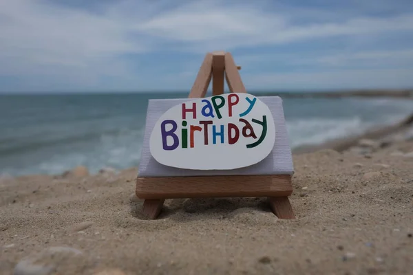 Happy Birthday Text Geschnitzt Und Bemalt Auf Einem Stein Strand — Stockfoto