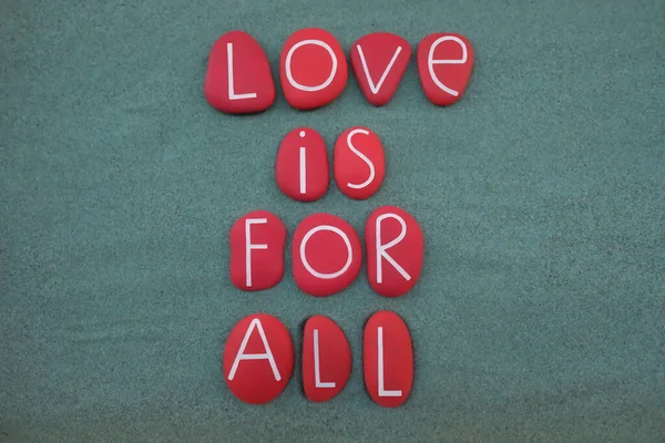 Liebe Ist Für Alle Kreative Handbemalte Rote Steinbuchstaben Über Grünem — Stockfoto