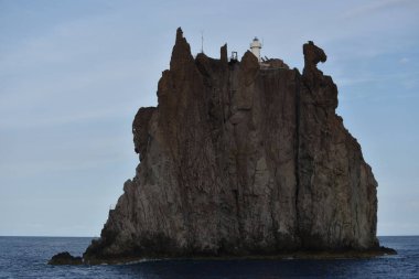 Strombolicchio Deniz Feneri, Strombolicchio 'nun zirvesine yerleştirilmiş aktif bir deniz feneri, Aeolian Adaları, Sicilya, İtalya' da Stromboli 'nin 1 deniz mili uzunluğunda bir deniz yığını.