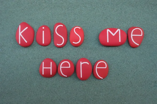 Küss Mich Hier Kreative Liebesbotschaft Komponiert Mit Roten Steinbuchstaben Über — Stockfoto