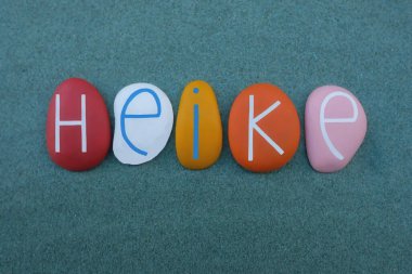 Heike, Germen kökenli dişi ismi yeşil kumların üzerine çok renkli taş harflerle yazılmış.