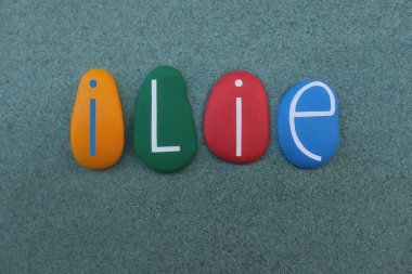 Ilie, Rumen erkeksi ismi yeşil kumların üzerine çok renkli taş harflerle yazılmış.