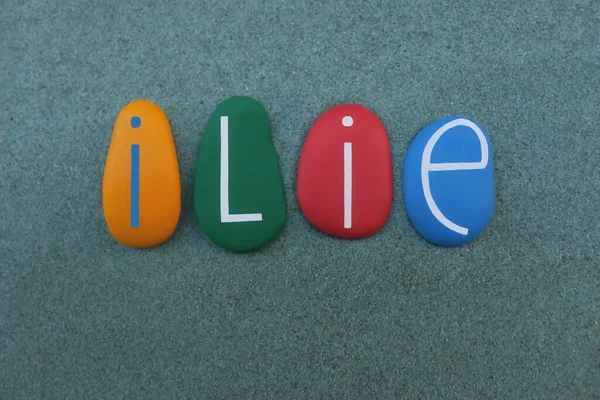 Ilie, Rumen erkeksi ismi yeşil kumların üzerine çok renkli taş harflerle yazılmış.