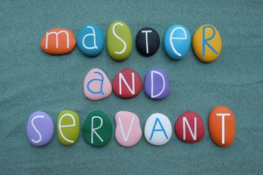 Usta ve Hizmetkar, kavramsal metin yeşil kum üzerinde çok renkli taş harflerle oluşturulmuş.