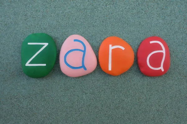 Zara Prénom Féminin Composé Lettres Pierre Multicolore Sur Sable Vert — Photo