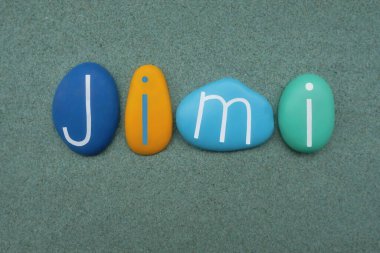 Jimi, yeşil kumların üzerine çok renkli taş harflerle yazılmış erkeksi bir isim.